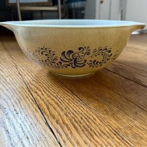 Vintage Pyrex Homestead Mixing Bowl Set- 1.5 QT and 2.5 QT